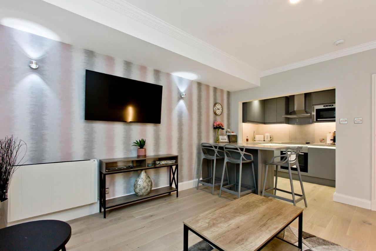 Ultra Modern, West End Village, Refurbished Basement Appt — Photos 1